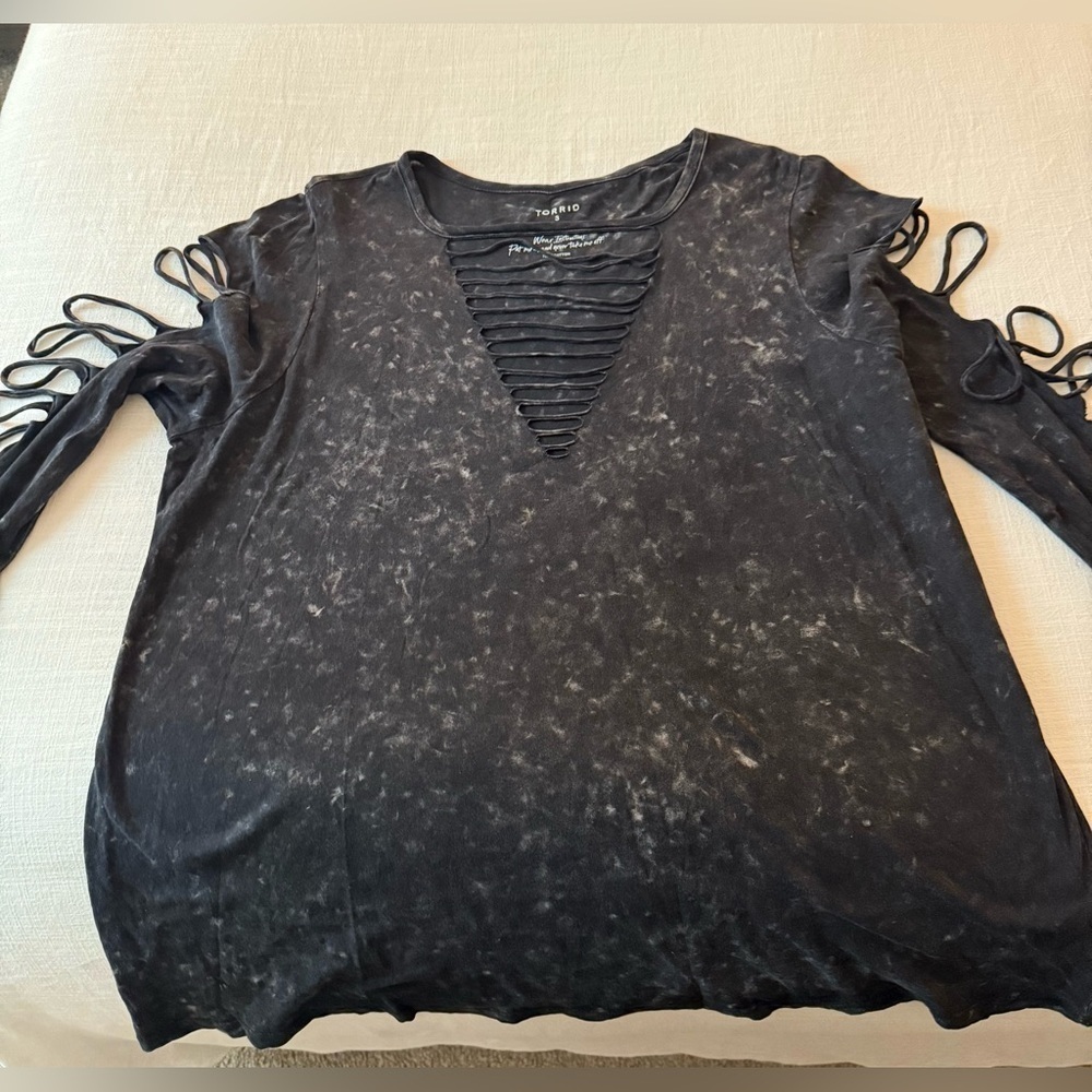 Black and Gray Cutout Sleeve Blouse - Picture 7 of 7